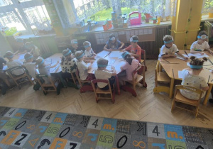 dzieci pracują przy stolikach