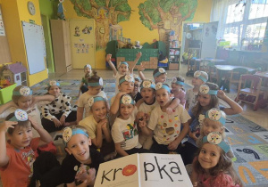 dzieci podczas wspólnego czytania książki