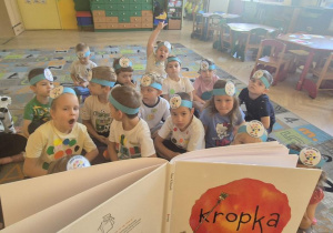 dzieci podczas wspólnego czytania książki