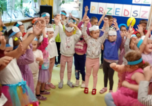 Dzieci tańcza do wełej muzyki.