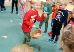 Julkek zbiera grzyby jadalne.