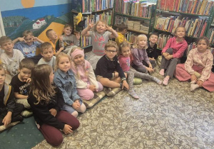 Z wiatą w bibliotece