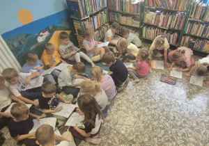 Dzieci kolorują bohaterów książki