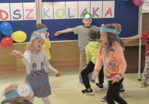 dzieci tańczą