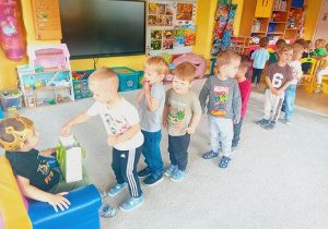 Nikodem częstuje się cukierkiem