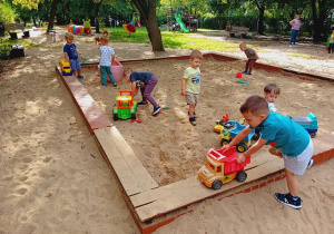 Delfinki bawią się w piaskownicy