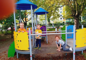 Bruno, Franio i Nina bawią się na placu zabaw