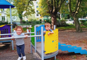Nina i Kazio wesoło się bawią