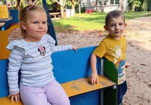 Zuzia i Franio jadą pociągiem