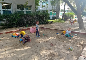 Dzieci z Delfinków piaskownicy