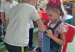 Filip częstuje się cukierkami