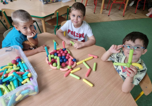 Chłopcy konstruują klockami magnetycznymi