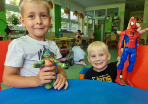Franio i Filip bawią się figurkami bohaterów