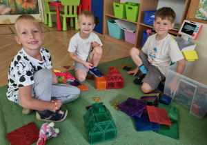 Jaś, Olek i Kuba budują z klocków magnetycznych domki
