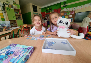 Dziewczynki układają puzzle