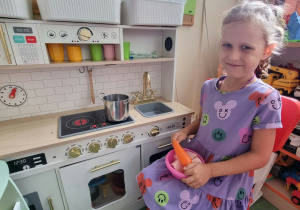 Veronika bawi się w kuchni dla dzieci