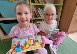 Oliwia i Gabrysia oglądają książeczki
