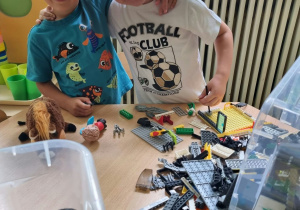 Franio I Filip układają klocki lego