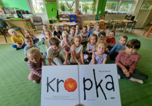 Dzieci słuchają opowiadania o kropce czytanego przez n-la