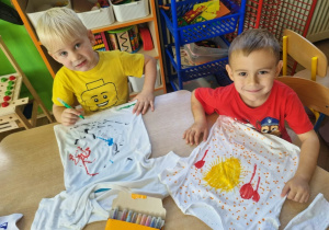 Filip i Mark malują koszulkę w kropki