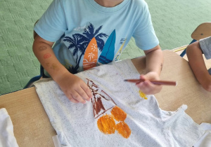 Michał tworzy na koszulce loda