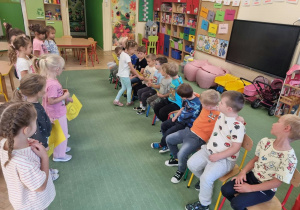 Dziewczynki wręczają chłopcom dyplomy