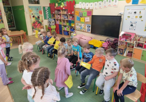 Dziewczynki wręczają chłopcom dyplomy