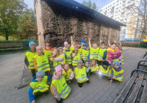 Dzieci relaksują się przy tężni solankowej