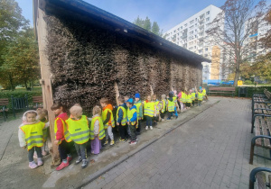 Dzieci relaksują się przy tężni solankowej