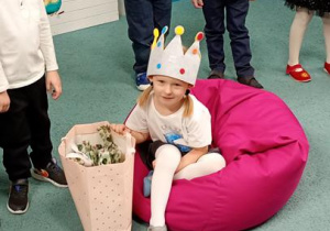 Michalina z prezentami dla dzieci.