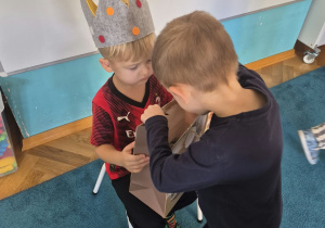 Gabryś częstuje dzieci cukierkami