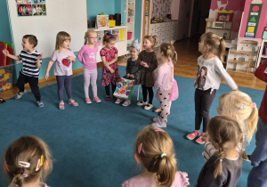 cała grupa śpiewa "sto lat"!
