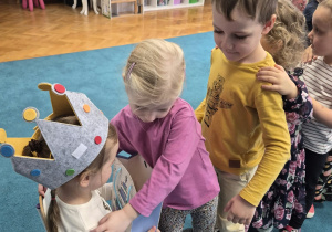 dzieci składają życzenia Lili