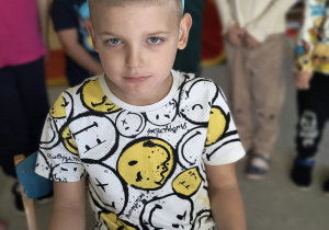 Olek z opaską z tortami na głowie