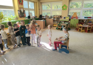Dzieci składają życzenia i częstują się cukierkiem