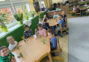 Dzieci jedzą urodzinowy poczęstunek