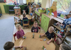 dzieci jedzą urodzinowy poczęstunek