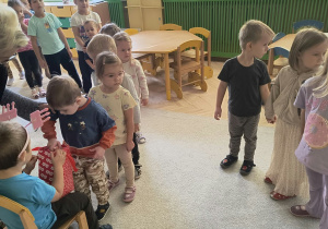 dzieci częstuja sie cukierkami