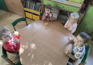 dzieci jedzą upieczone ciasteczka