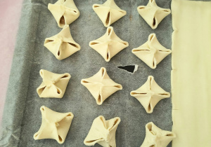 ciasteczka naszykowane do włożenia do piecyka