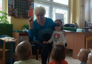 Ania odgaduje nazwę owocu na podstawie smaku