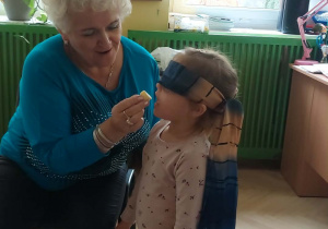 Liwia odgaduje nazwę owocu na podstawie smaku