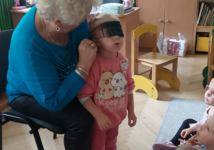Marysia odgaduje nazwę owocu na podstawie smaku