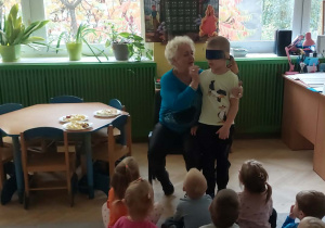 Olek odgaduje nazwę owocu na podstawie smaku