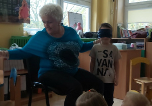Maksym odgaduje nazwę owocu na podstawie smaku