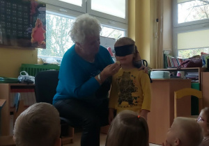 Wojtek odgaduje nazwę owocu na podstawie smaku