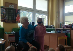 Ania odgaduje nazwę owocu na podstawie smaku