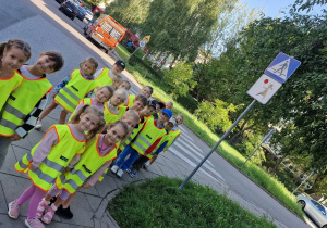 Dzieci są na wycieczce na skrzyżowaniu