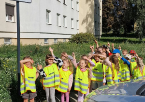 Dzieci są na wycieczce na skrzyżowaniu