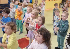 Dzieci uczestniczą w zabawach muzyczno ruchowych z okazji dnia przedszkolaka